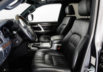 Подержанный автомобиль Toyota Land Cruiser Suv 2020 года (26 фото)
