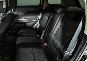 Подержанный автомобиль Mitsubishi Outlander 2019 года (10 фото)