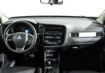 Подержанный автомобиль Mitsubishi Outlander 2013 года (13 фото)