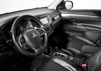 Подержанный автомобиль Mitsubishi Outlander 2013 года (9 фото)