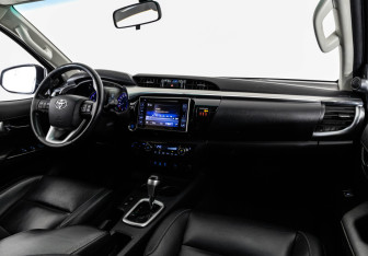 Подержанный автомобиль Toyota Hilux 2016 года (9 фото)