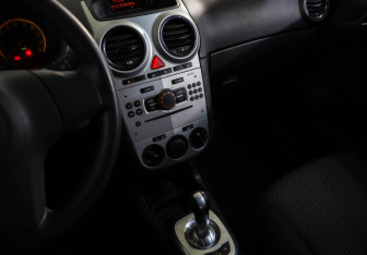 Подержанный автомобиль Opel Corsa 2011 года (17 фото)