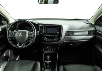 Подержанный автомобиль Mitsubishi Outlander 2017 года (13 фото)