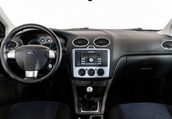 Подержанный автомобиль Ford Focus Sedan 2006 года (10 фото)