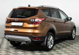 Подержанный автомобиль Ford Kuga 2017 года (5 фото)