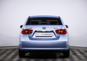 Подержанный автомобиль Hyundai Elantra Sedan 2010 года (6 фото)