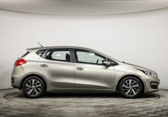 Подержанный автомобиль Kia Ceed Hatchback 2015 года (4 фото)