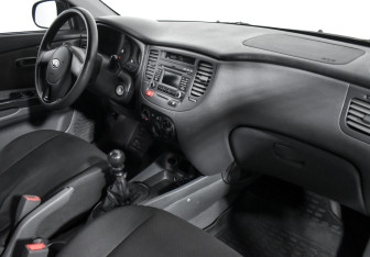 Подержанный автомобиль Kia Rio Sedan 2010 года (13 фото)