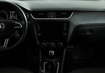 Подержанный автомобиль Skoda Octavia Liftback 2018 года (14 фото)