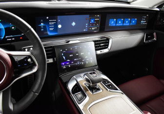 Подержанный автомобиль Hongqi E-HS9 2021 года (19 фото)