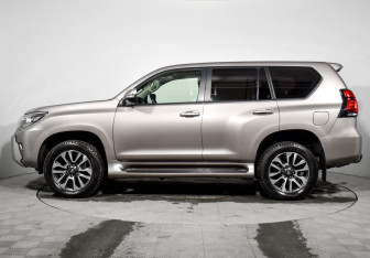 Подержанный автомобиль Toyota Land Cruiser Prado 2022 года (8 фото)