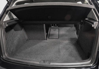 Подержанный автомобиль Volkswagen Golf Hatchback 2011 года (22 фото)