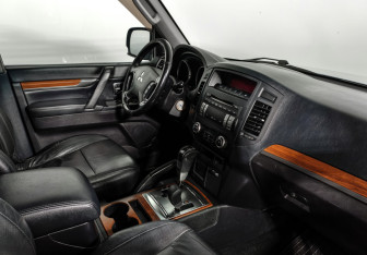 Подержанный автомобиль Mitsubishi Pajero 2008 года (13 фото)