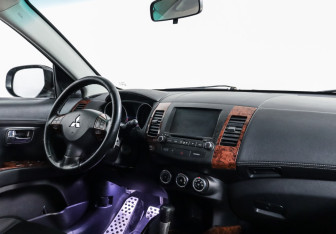 Подержанный автомобиль Mitsubishi Outlander 2009 года (9 фото)