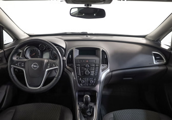 Подержанный автомобиль Opel Astra Hatchback 2012 года (9 фото)