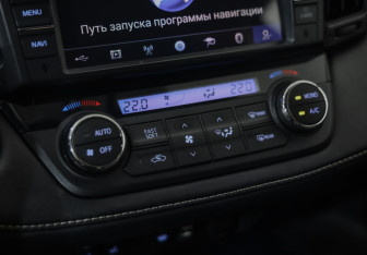 Подержанный автомобиль Toyota RAV4 2016 года (15 фото)