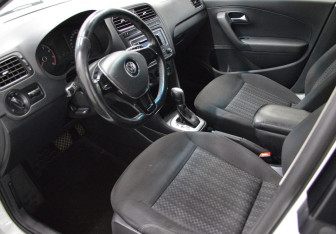 Подержанный автомобиль Volkswagen Polo Sedan 2015 года (10 фото)