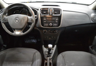 Подержанный автомобиль Renault Sandero 2015 года (14 фото)