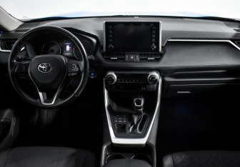 Подержанный автомобиль Toyota RAV4 2021 года (14 фото)