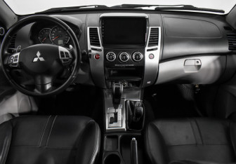 Подержанный автомобиль Mitsubishi Pajero Sport 2013 года (15 фото)