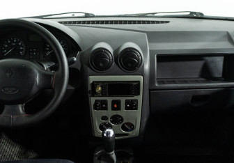 Подержанный автомобиль Renault Logan Sedan 2006 года (14 фото)