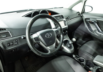 Подержанный автомобиль Toyota Verso 2013 года (11 фото)