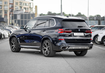 Подержанный автомобиль BMW X5 2024 года (5 фото)