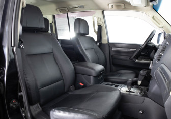 Подержанный автомобиль Mitsubishi Pajero 2013 года (12 фото)