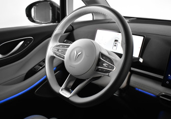 Подержанный автомобиль Voyah Dream 2025 года (18 фото)