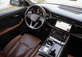 Подержанный автомобиль Audi Q8 2018 года (13 фото)