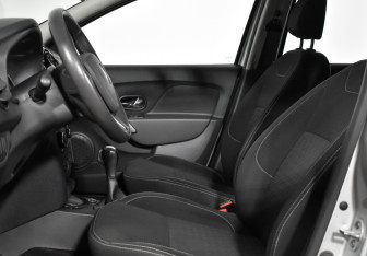 Подержанный автомобиль Renault Sandero 2015 года (10 фото)