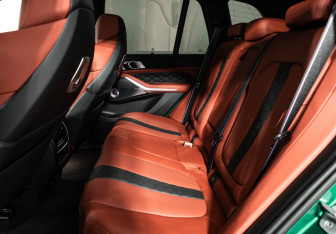 Подержанный автомобиль BMW X5 M 2024 года (10 фото)