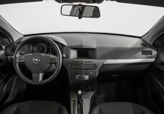 Подержанный автомобиль Opel Astra Hatchback 2006 года (10 фото)