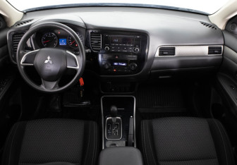 Подержанный автомобиль Mitsubishi Outlander 2018 года (9 фото)