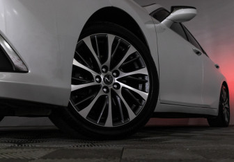Подержанный автомобиль Lexus ES 2020 года (32 фото)