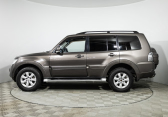 Подержанный автомобиль Mitsubishi Pajero 2011 года (8 фото)