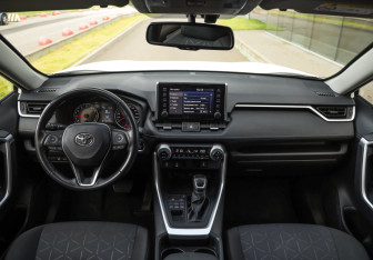 Подержанный автомобиль Toyota RAV4 2022 года (12 фото)