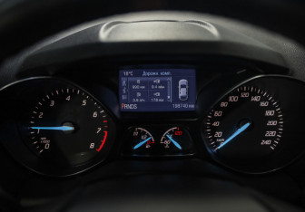 Подержанный автомобиль Ford Kuga 2015 года (12 фото)