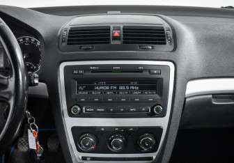 Подержанный автомобиль Skoda Octavia Liftback 2011 года (16 фото)