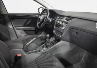 Подержанный автомобиль Skoda Octavia Liftback 2015 года (12 фото)