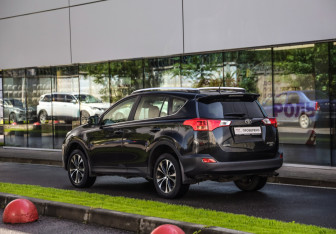 Подержанный автомобиль Toyota RAV4 2015 года (8 фото)