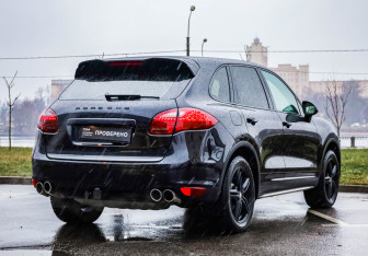 Подержанный автомобиль Porsche Cayenne 2011 года (7 фото)