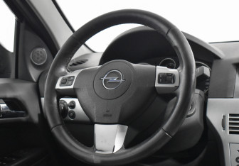 Подержанный автомобиль Opel Astra Sedan 2012 года (14 фото)