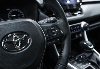 Подержанный автомобиль Toyota RAV4 2023 года (23 фото)