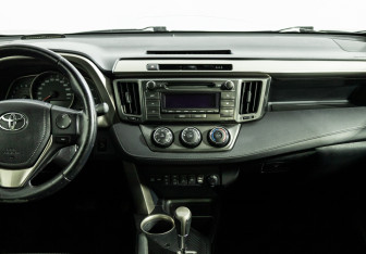 Подержанный автомобиль Toyota RAV4 2015 года (14 фото)