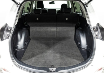 Подержанный автомобиль Toyota RAV4 2016 года (15 фото)