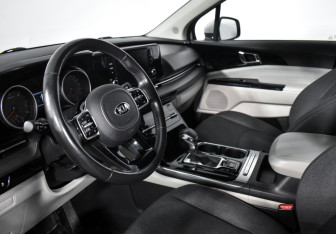 Подержанный автомобиль Kia Carnival 2021 года (9 фото)