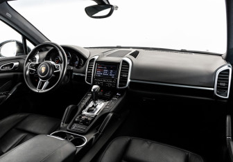 Подержанный автомобиль Porsche Cayenne 2015 года (12 фото)
