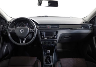 Подержанный автомобиль Skoda Rapid Liftback 2015 года (10 фото)