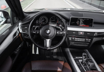 Подержанный автомобиль BMW X5 2016 года (15 фото)